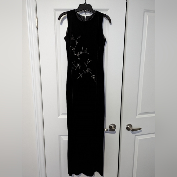 Elegant Black Velvet Evening Dress - Picture 1 of 4